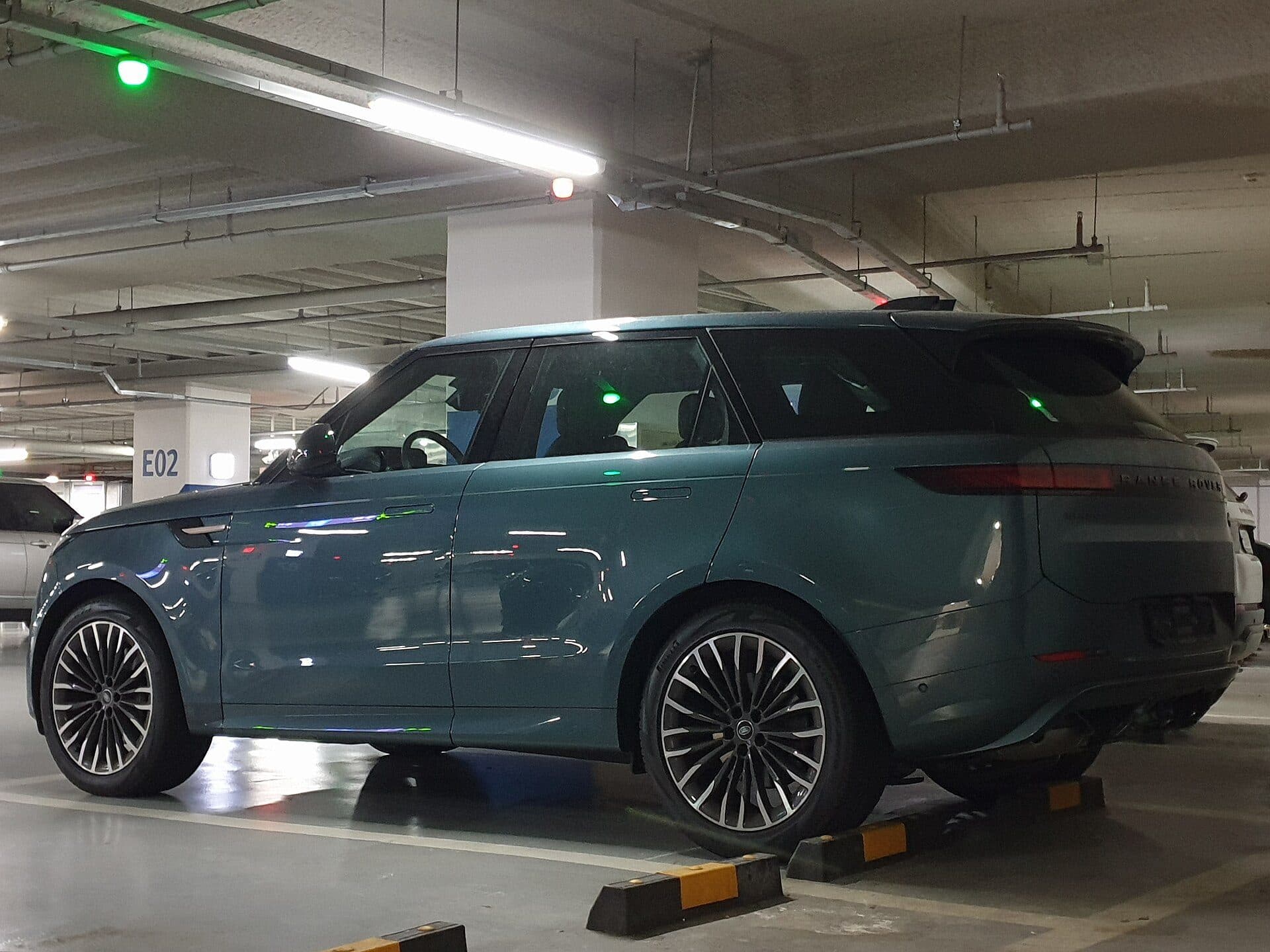 Range Rover Sport bleu vu de profil
