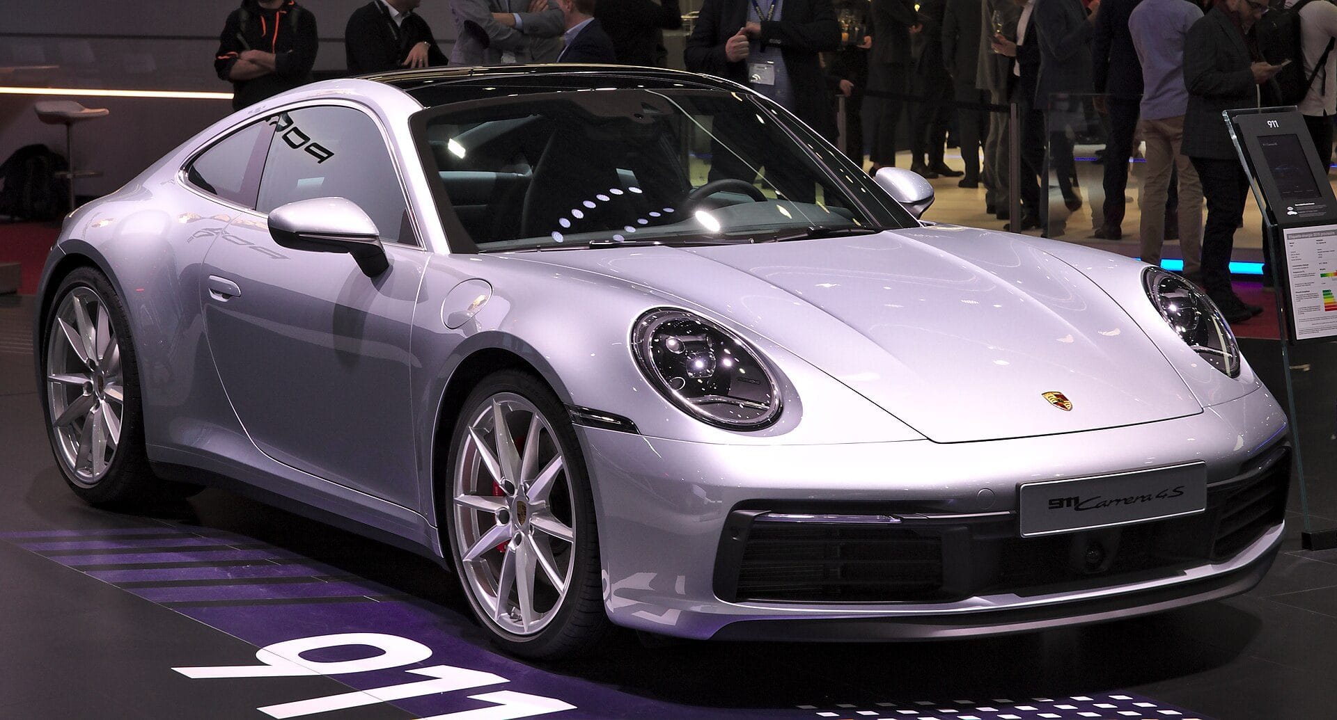 Porsche 911 argent vue de trois quarts avant